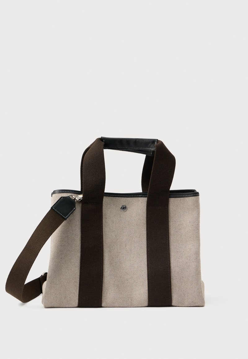 Plátěná taška v světle béžové barvě s tmavě hnědými rukojeťmi a ramenním popruhem. Má zipové uzavření a černé kožené detaily. Kompaktní design.