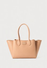 Világosbarna bőr bevásárlótáska két fogantyúpánttal, szögletes oldalakkal és egy kis logóplakettel az elején. Sima textúra és strukturált forma.