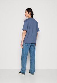 adidas Originals P ESS TEE - Navadna majica - preloved ink