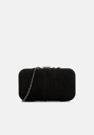Sort rektangulær clutch med blødt plisseret stofdesign og en tynd sølvkæde på hvid baggrund.