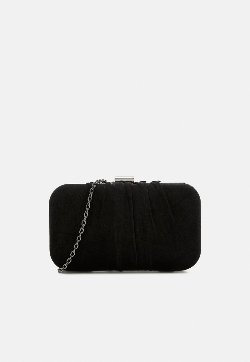 Pochette rectangulaire noire avec un tissu plissé doux et une fine chaîne argentée sur fond blanc.