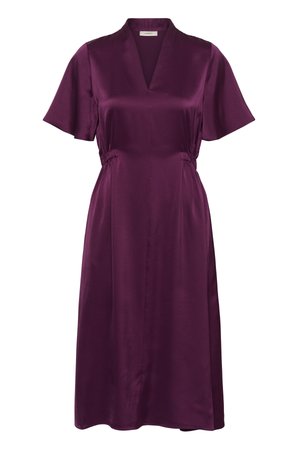 Lilla satin midi-kjole med korte flagrende ærmer, V-udskæring og taljedefinerende detaljer.