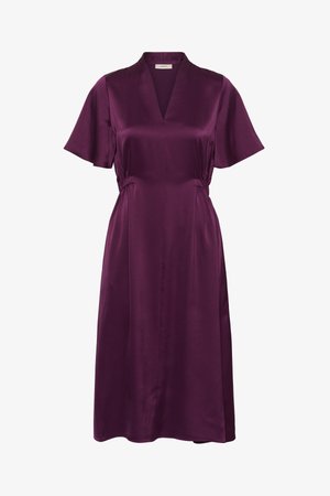 Fialové saténové midi šaty s krátkymi zvonovými rukávmi, výstrihom do V a zvýrazneným pásom.