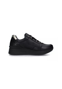 Zwarte leren sneaker met een glanzende afwerking, ronde neus, vetersluiting aan de voorkant en metallic accent op de hiel. Dikke zwarte zool voor ondersteuning.
