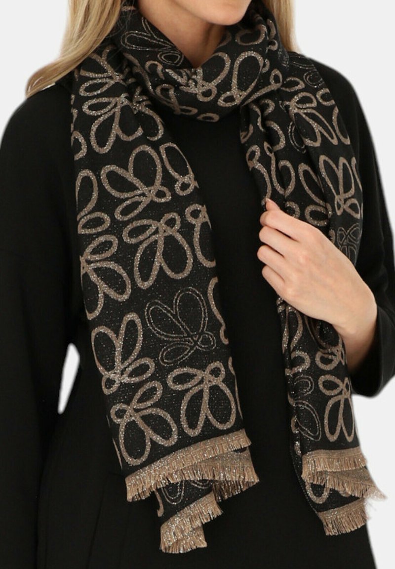 Czarny szalik z złotymi kwiatowymi wzorami, zakończony frędzlami, wykonany z miękkiego materiału o teksturowanej powierzchni, zarzucony na szyję osoby.