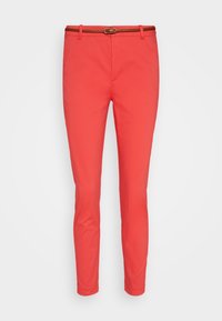 Pantalon rouge en tissu léger, avec une coupe slim, un devant plat et une ceinture marron à boucle simple.