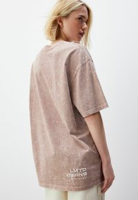 Next ACID WASH LONGLINE GRAPHIC SLOGAN - REGULAR FIT - Apdrukāts T-krekls - rose pink