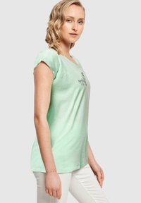 Merchcode SPRING - VIBES EXTENDED SHOULDER - Triko s potiskem - neo mint