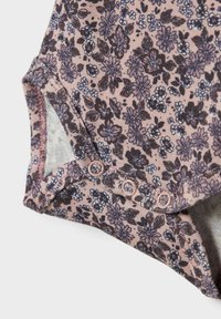 Babykleding met bloemenprint in zacht roze stof, met donkerblauwe bloemen, geribbelde textuur en drukknoopjes aan de onderkant.