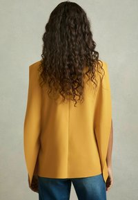 Reiss REGULAR FIT - SIMONE DRAPE-NECK SHELL - Toppi - yellow