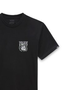 Sort kortærmet t-shirt lavet af bomuld, med et hvidt og grønt grafisk logo med et skelet og flammer på venstre brystområde.