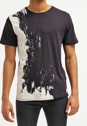 Zwarte t-shirt met korte mouwen en een wit abstract print, voorzien van een ronde halslijn en logo-detail aan de zoom. Gemaakt van zachte katoenstof.