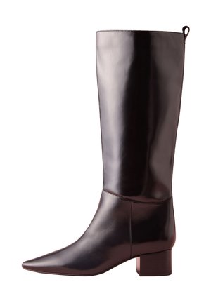 Hoher dunkelbrauner Lederstiefel für Damen mit spitzer Kappe und niedrigem Blockabsatz, mit einem Zugschnapper hinten für einfaches Anziehen.