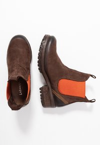 Ruske mokasini za gležnjeve od nubuka s narančastim elastičnim bočnim panelima, strukturiranim smeškim gumenim đonom, zaobljenim vrhom i nastavcima za lakše oblačenje.