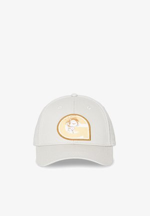 Casquette de baseball beige clair avec un grand écusson stylisé « G » représentant un personnage de dessin animé en orange et blanc à l’avant.