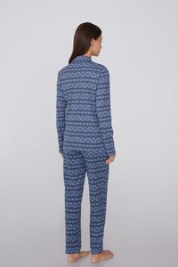 Ensemble de pyjama bleu à motifs comprenant un haut à manches longues et un pantalon, avec un motif de cœur et des accents géométriques, fabriqué dans un tissu doux.