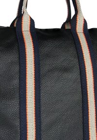 Zwarte getextureerde leren tas met twee stoffen handvatten met verticale strepen in marineblauw, wit en oranje.