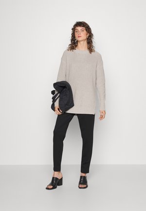 MEDIUM RISE - Spodnie treningowe - black
