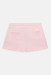 Bermudas de algodão cor-de-rosa com um cós elástico, apresentando dois bolsos traseiros e uma textura suave. Adequadas para uso casual.