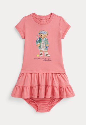 Otroška obleka v koralno roza barvi z kratkimi rokavi, volanastim krilom in risbo medvedka v športni obleki na sprednji strani. Narejena iz mehkega bombaža.