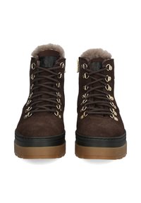 Braune Wildledersockenbooties mit Kunstfellfutter, goldenen Beschlägen und dunklen Schnürsenkeln. Robuste Gummisohle mit einem ausgeprägten Profil.