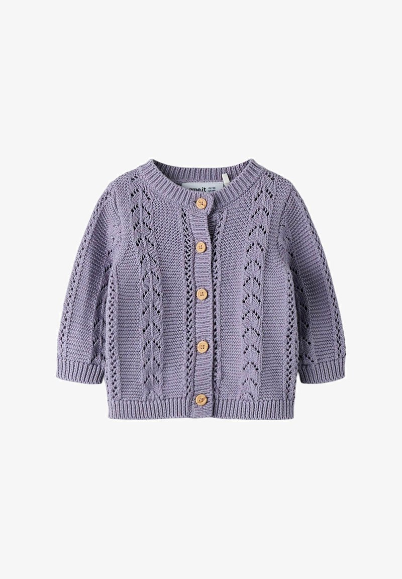 Lilla strikket cardigan med intrikate hullmønstre, rund halslinning og treknapper ned foran. Lange ermer med ribbestrikkede mansjetter.