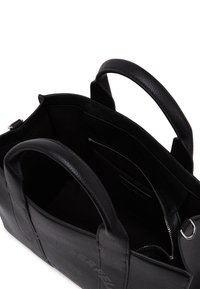 Μαύρη δερμάτινη τσάντα tote με δύο χερούλια, ορατή εσωτερική τσέπη με φερμουάρ και ανάγλυφο λογότυπο στην εξωτερική πλευρά.