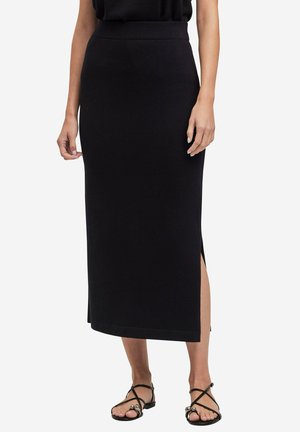 Zwarte, aansluitende midi-rok met hoge taille en zijsplit. Gemaakt van een textuurstof, met een gladde afwerking en minimalistisch ontwerp.