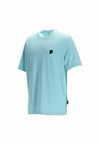 Hellblaues T-Shirt mit kurzen Ärmeln aus weichem Stoff. Verfügt über einen runden Ausschnitt und ein schwarzes Logopatch auf der linken Brust.