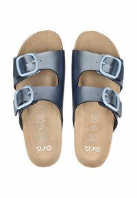 Granatowe sandały z dwoma regulowanymi paskami, z jasnoniebieskimi klamrami. Miękka, brązowa wkładka z wytłoczonymi szczegółami marki i rozmiaru.