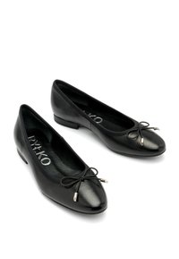 Czarne baleriny z gładkiej skórzanej powierzchni, zaokrąglony czubek, dekoracyjna kokardka i małe metalowe akcenty. Sztywny spód z niskim obcasem.