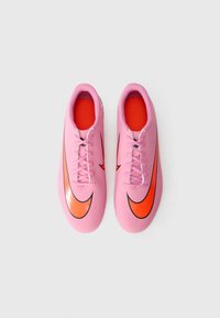 Para różowych korków sportowych z pomarańczowymi logo Nike i różowymi sznurowadłami, widziana z góry na białym tle.