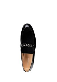 Zwarte loafers met een gladde gepatineerde leren hak en een textuur van suède bovenwerk, versierd met een kettingaccent aan de voorkant.