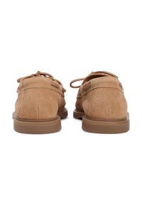 Καφέ σουέντ παπούτσια με απαλή υφή, στρογγυλή μύτη, σχέδιο με κορδόνια και ανθεκτική καφέ καουτσούκ σόλα. Δεν υπάρχουν επιπλέον διακοσμητικά στοιχεία ορατά.