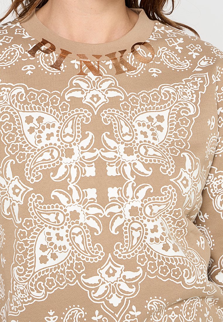Beige sweatshirt met een ingewikkeld wit paisleypatroon, voorzien van een ronde halslijn en het "PINKO"-logo in metallic letters op de kraag.