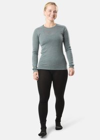 Maglia a maniche lunghe grigia di base, con scollatura rotonda e vestibilità snella, abbinata a leggings neri e calzini alla caviglia, su uno sfondo chiaro.