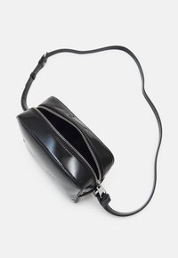 Borsa a tracolla in vernice nera con forma rettangolare, due cerniere, tracolla regolabile e superficie lucida.