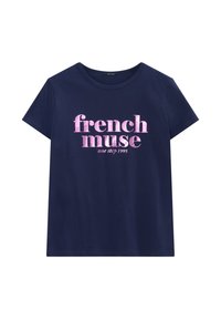 Camiseta de manga corta azul marino de algodón, con texto rosa: "musas francesas" y "un paso 1995" en una fuente en negrita.
