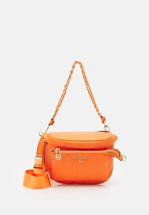 Pomarańczowa torebka Michael Kors na ramię z przednią kieszenią na zamek, złotym łańcuszkiem i skórzanym paskiem oraz detalami z logo na fakturowanej powierzchni.