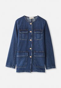 Denim jakna, modra, z okroglim izrezom, z gumbom spredaj, dvema prsnih žepoma in dvema spodnjima žepoma; ima zlato obarvane gumbe in šive.