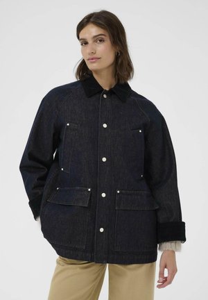 Dunkelblaue Denimjacke mit Kragen, großen Fronttaschen und Knopfverschluss. Sie hat kontrastierende Nähte und eine lockere Passform.