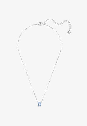 Silverhalsband med en delikat kedja och en fyrkantig ljusblå ädelsten som hänge, samt ett lås med en justerbar kedja.