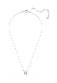 Sølvkæde med en firkantet lyseblå ædelstensvedhæng. Inkluderer en lås i hummerkløsstil og justerbar længde med en charm-detalje.