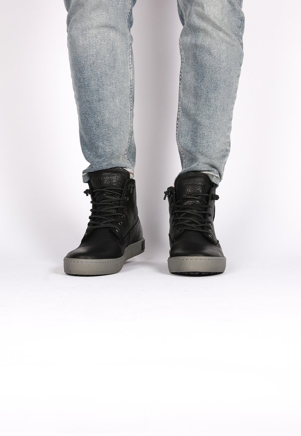 AM02 - Schnürstiefelette