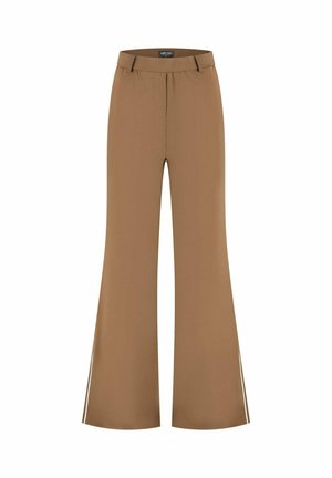 Bruine broek met wijde pijpen, riemlussen, een voorvouw en witte strepen langs de buitennaad aan de zijkanten.