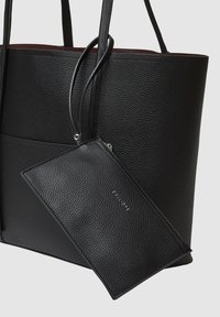 Borsa a spalla nera in pelle testurizzata con due manici e un portacarte coordinato rimovibile. Presenta un morbido rivestimento interno rosso.