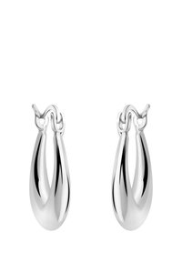 Silverfärgade hoops-örhängen med en slät, böjd design; reflekterande yta; unik sammanflätad låsdetalj.