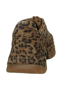 Sneakers in suede con stampa leopardata in tonalità di marrone, caratterizzati da un profilo basso, superiore testurizzato e suola in gomma per una maggiore aderenza.