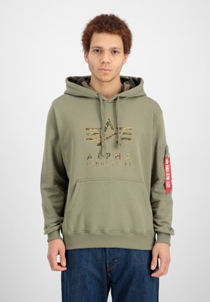 Olijfgroene hoodie met kangoeroe-pocket, camouflage print logo en rode label op de linker mouw. Stof is zacht met een relaxte pasvorm.