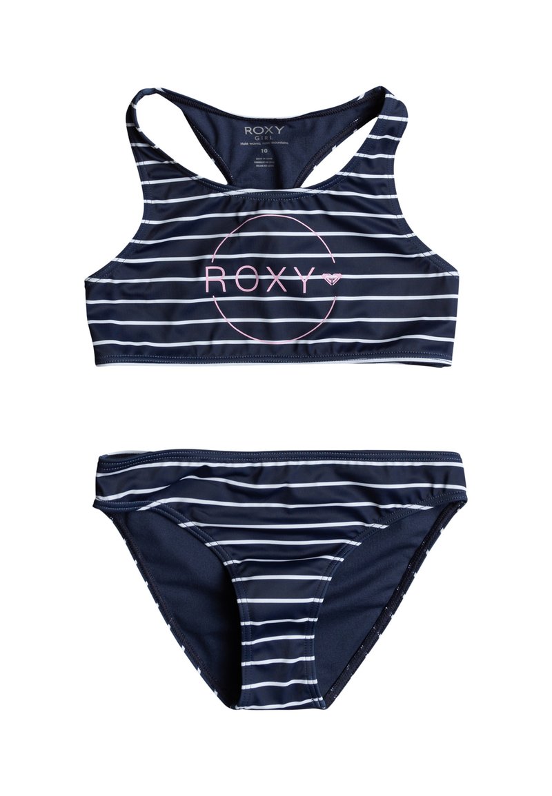 Navy raidallinen bikinisetti, joka sisältää lyhyen topin, jossa on ristikkäiset hihnat ja vaaleanpunainen "ROXY"-logo, ja yhteensopivat matalavyötäröiset alushousut.